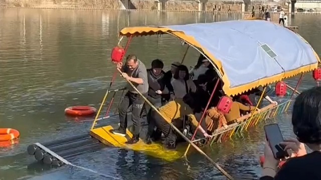 救生衣都不穿，倾覆也不知道到另一头压