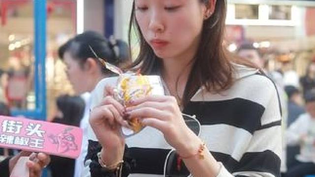 武夷山的小姐姐没有福建口音耶，她最后的回答是亮点！