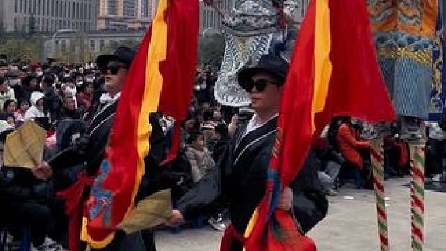 带大家感受一下我们甘肃 陇南武都上黄家坝的高跷队 不要看我们这个地方小 小县城独有的烟火气 大城市永