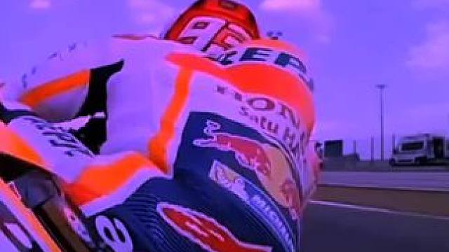 motogp唯一连摔车都能摔出壁纸的男人！壁纸留最后了……#93号马奎斯 #专业动作请勿模仿 #机车