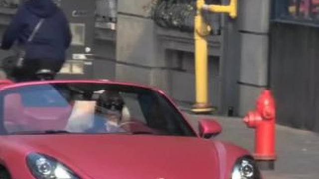 单手开保时捷的小姐姐又会有什么烦恼呢
#感受上海的松弛感生活