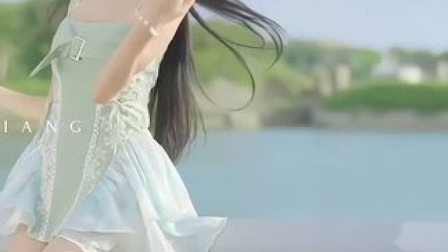 “音乐一响，白月光登场”