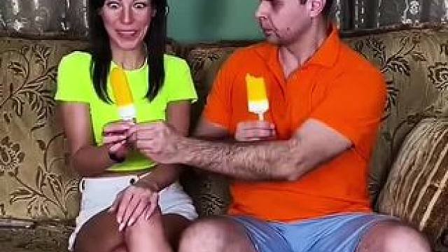 妻子专门抢丈夫的东西，最后丈夫直接崩溃了！#看一遍笑一遍 #意想不到的结局 #老外真会玩 #沙雕老外