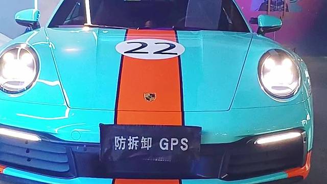 保时捷911安装防拆抗屏蔽GPS定位防盗系统，开启屏蔽器自动锁车，换卡、抠卡、干扰锁车报警到手机。嵌