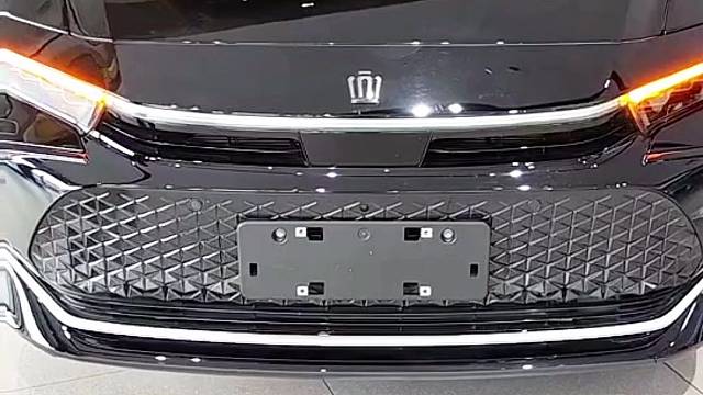 丰田皇冠安装防拆抗屏蔽GPS定位防盗系统，开启屏蔽器自动锁车，换卡、抠卡、干扰锁车报警到手机。嵌入超