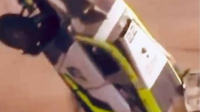 极限E电动拉力赛惊险一幕，活生生被挤翻车了可还行啊。。。#赛车 #wrc拉力赛 #飞驰人生2 #大神