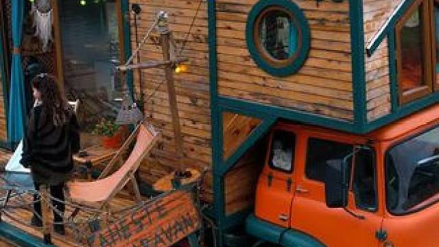 这才是真资格的土豪夫妻，靠着辆改装房车，能在湖中驻扎钓鱼野营 #户外露营 #房车旅游 #房车旅行 #