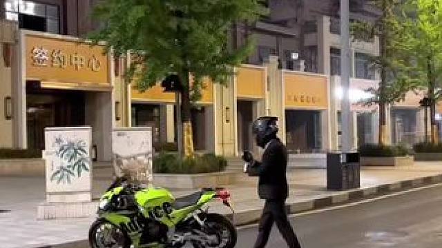 细狗？#每个男人都有一个机车梦 #机车也很cool