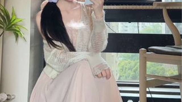 好温柔！对吧 
#温柔风穿搭 #春天的第一条仙女裙