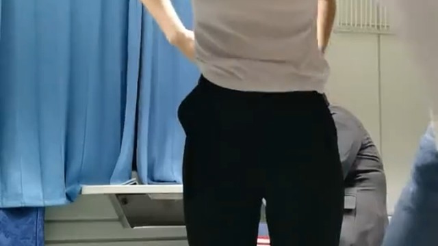 女孩去陌生的厕所都应该结伴同去！