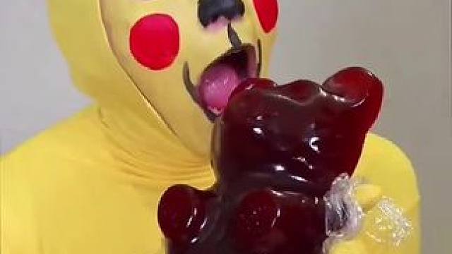 小黄人吃零食被人抢，最后一招机智解决！#看一遍笑一遍 #这操作都看傻了 #万万没想到 #意想不到的结