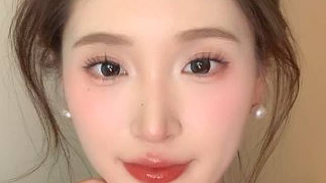 妈呀这镜面感简直爱疯！！！#稚优泉 #试色 #美妆 #唇蜜 #种草