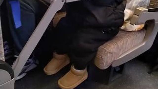 小孩哥：不客气，吃吧大馋丫头！