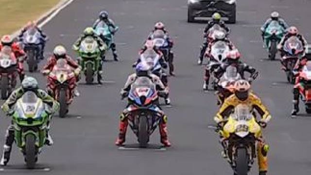 #wsbk 2024首赛澳大利亚站，疯子起步真是厉害#专业动作请勿模仿 #摩托车比赛
