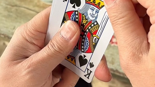 对面三个尖尖......