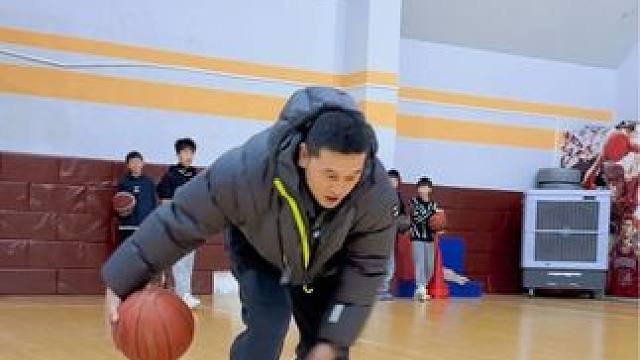 #篮球 #热身 #一分钟干货教学 
动态热身激活系列
｜提膝跳跃胯下绕球
｜横交叉步背后绕球
｜低姿