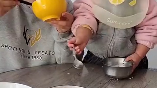 小宝贝已经可以自己吃饭了……
