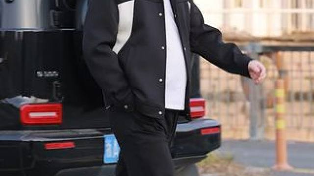 胖子成年后，别再穿的花里胡哨了，试试这款撞色夹克，简单干净显气质 #微胖穿搭    #男生穿搭   