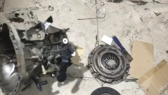 宝骏7301.5L更换离合器三件套进行中感谢哥们信任与支持