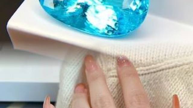 马尔代夫都自愧不如的霓虹蓝
2.5ct帕拉伊巴霓虹蓝，蓝色调更明显价值更高，更何况是如此高饱和度跟高