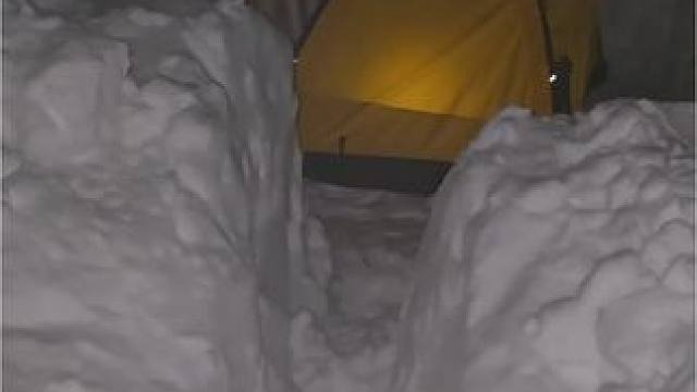 极端天气下，挖个雪地避风港#露营报告 #野营 #户外