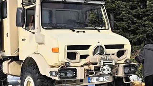 开上辆越野旅行车，给轮子加装上防滑锁链，到大雪森林中享受生活 #越野房车 #房车自驾游