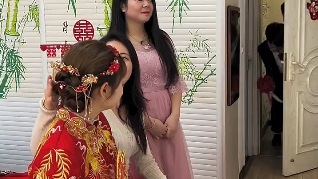 应该是伴娘太重了 伴郎抱不动