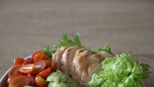 而SMA则是由于基因突变引起的疾病，患者的运动神经元数量减少，导致肌肉退化，呼吸障碍等。