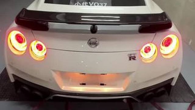 暴改到1000匹的战神GTR有多狂躁 。#国外合法改装 #排气声浪 #喷火 #每个男人都有一个机车梦