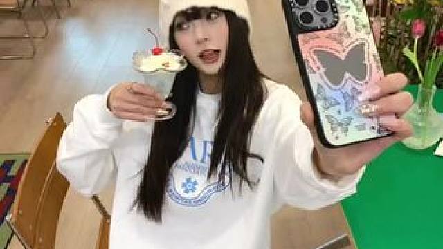 新做的美甲配上新换的手机壳敲好看！#拍照技巧 #网感自拍 #氛围感 #自拍 #美甲