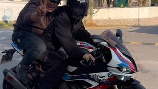 再也不想带舅舅骑车了。。#机车 #舅舅 #王一博