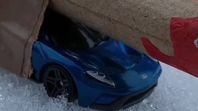 过年穿天猴和福特GT更配呦！#福特GT#玩具车模型 #风火轮合金车 #合金小车 #风火轮