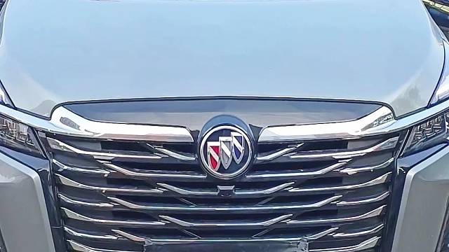 别克GL8安装防拆抗屏蔽GPS定位防盗系统，开启屏蔽器自动锁车，换卡、抠卡、干扰锁车报警到手机。嵌入