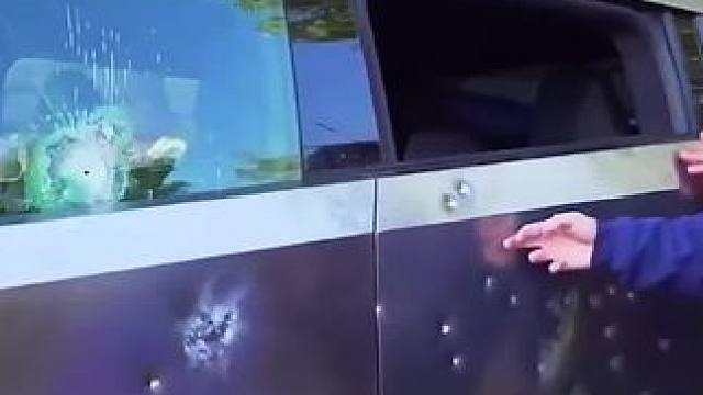 特斯拉Cybertruck“防锈方案”来了，花四万多贴官方改色膜！#特斯拉#Cybertruck