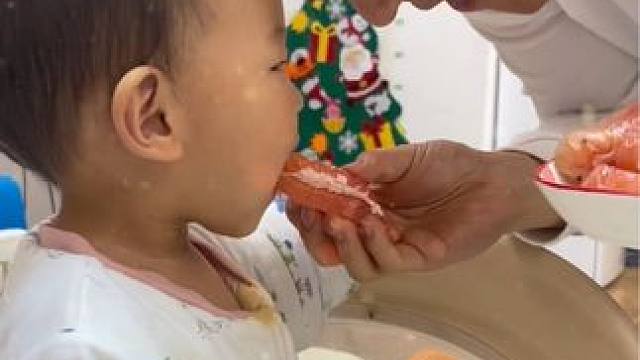 赌两毛钱的，第一口一定是给我的#婚后生活 #我赌他第一口一定给我 #幻想无数次的场景 #男人带娃系列