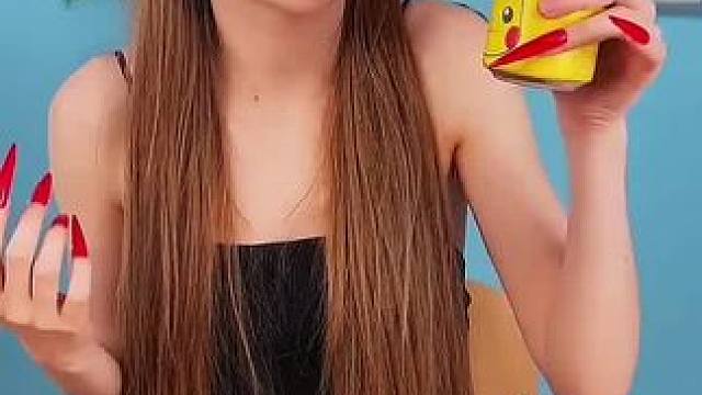 美女用美甲开饮料瓶，结果却被同学戏耍了！#看一遍笑一遍 #这操作都看傻了 #意想不到的结局 #万万没