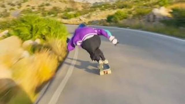 是风就要自由，要什么归宿 #极限运动 #滑板速降 #速度与激情 #危险动作非专业人士请勿模仿