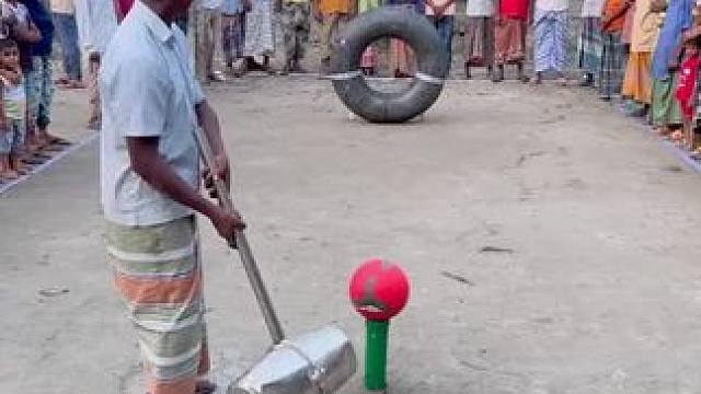 今天由村里的男人们抡大锤，一锤八十#外国人真会玩 #国外视频分享 #农村游戏