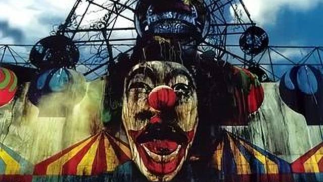 原本是坟场的地方，却被建成了游乐场从此怪事不断 #一剪梅 #经典港片 #恐怖片