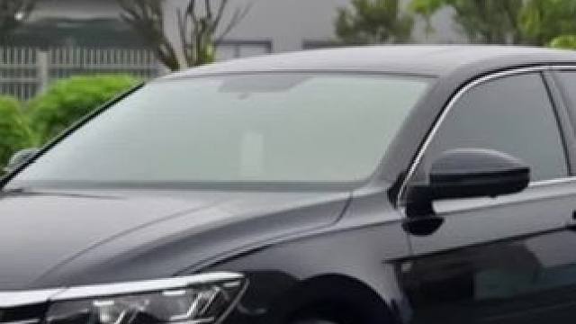 帕萨特风挡被异物挡住，车辆左右摇摆，老司机一顿操作，极限拯救车辆#帕萨特 #中东科目三 