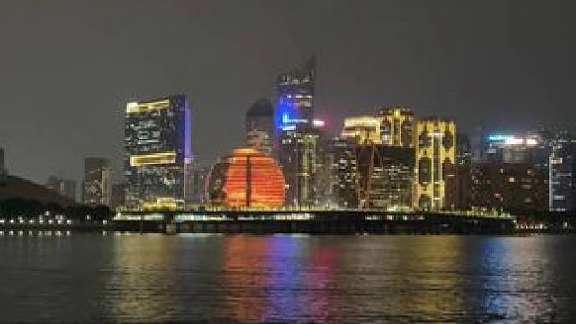 这也太酷啦！#城市的夜晚 #钱江新城灯光秀 #杭州 #杭州旅游 #游轮