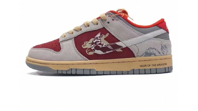 Nike Dunk Low  龙年限定 复古滑板鞋 。