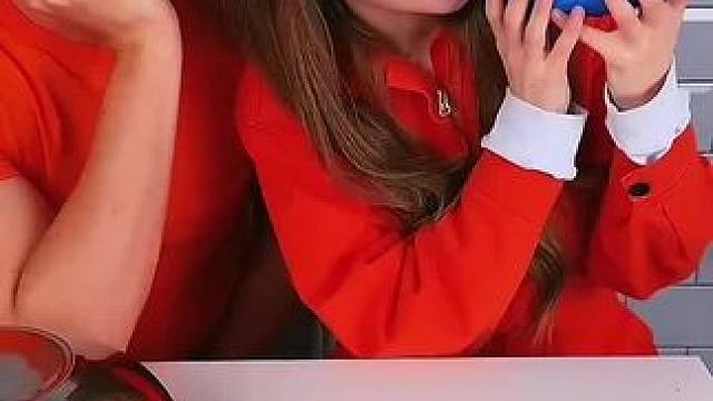 夫妻猜盲盒大挑战，这草莓简直太大了！#看一遍笑一遍 #这操作都看傻了 #意想不到的结局 #万万没想到