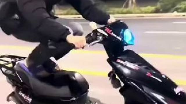 就是玩儿
#摩托车 #专业动作请勿模仿 #翘头 #机车 #每个男人都有一个机车梦