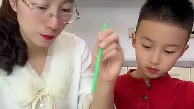 #亲子互动 #母子日常 #带娃 #万万没想到 吸管怎么可能扎进土豆里？！我眼花了？？？