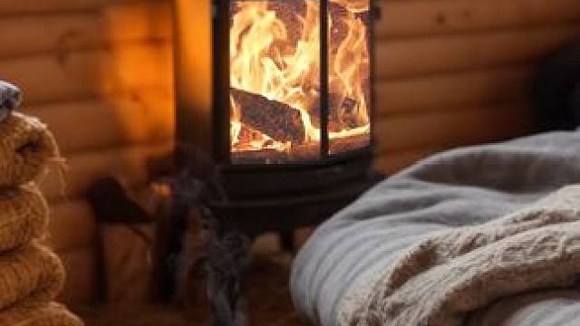 在一间温暖的临时小屋躲过暴风雪夜，壁炉噼啪，风雪呼啸，助眠声 #白噪音 #助眠声音 #睡眠音乐 #催