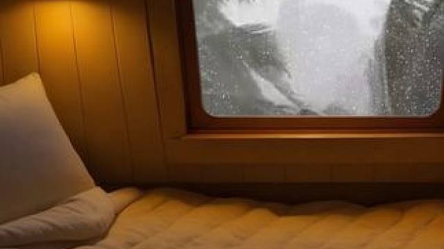 狂暴的风雨到来，在舒适阁楼小屋里，伴着风雨声，放松入睡 #白噪音 #助眠声音 #睡眠音乐 #催眠疗愈