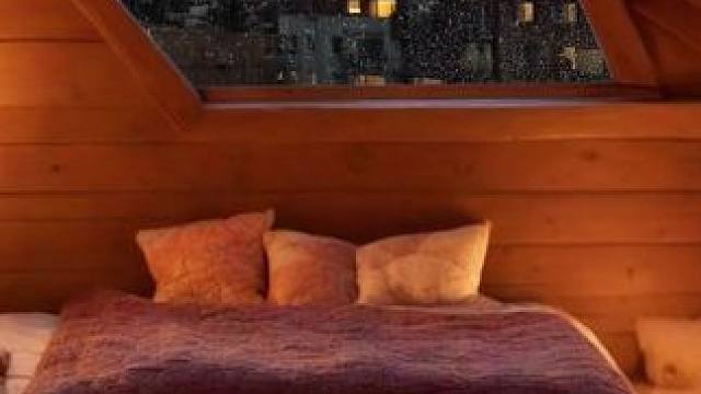 在雷雨夜的舒适阁楼小屋里，炉火燃烧，雨声，和远处雷声 #白噪音 #助眠声音 #睡眠音乐 #催眠疗愈 