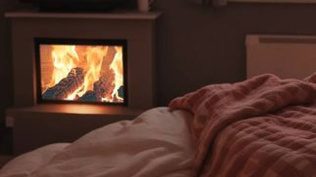 在除夕夜的温暖小屋里，风雪，炉火，电视节目，和窗外焰火声 #白噪音 #助眠声音 #睡眠音乐 #催眠疗