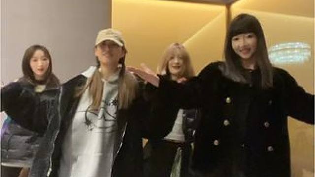 给兄弟姐妹们拜年啦！！#双人舞 #跳起新春第一支舞 #新年吸好运果真很给粒 #龙行龘龘冠福气 #气氛